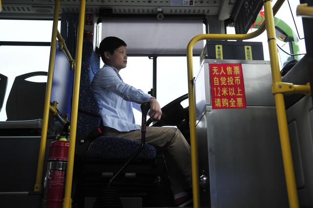 公交好司机候选人郑诗斌:开一辈子安全车